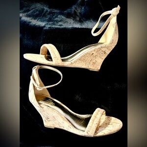 Lilly Pulitzer Jenna Wedge Sandal
SIZE 9.5   **NEW IN BOX**